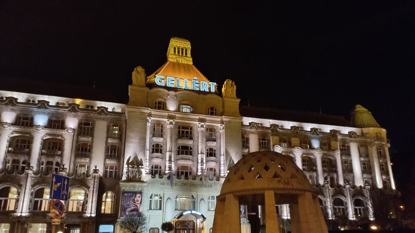 Reflektor mögül kikukucskálós búcsú a Gellért Szállótól