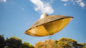 Alakváltó, hang nélküli UFO bukkant fel fényes nappal az égbolton
