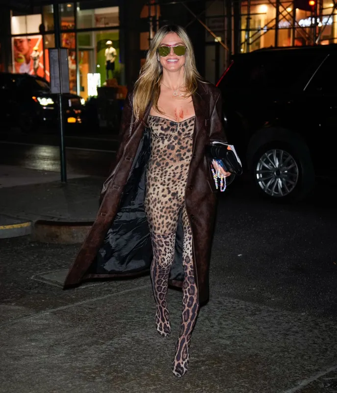 Heidi Klum-ot nem zavarta, hogy véres dekoltázzsal mászkált New York utcáin