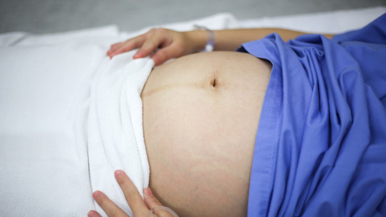 Koszos és lyukas az ágynemű a tatabányai szülészeten