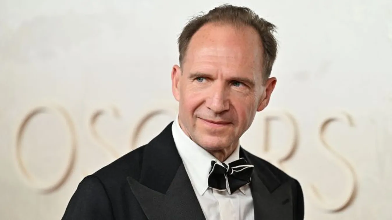 Felismerhetetlenné gyúrta magát a Harry Potter 62 éves sztárja: az egész világ Ralph Fiennes izmos testén pörög – fotó