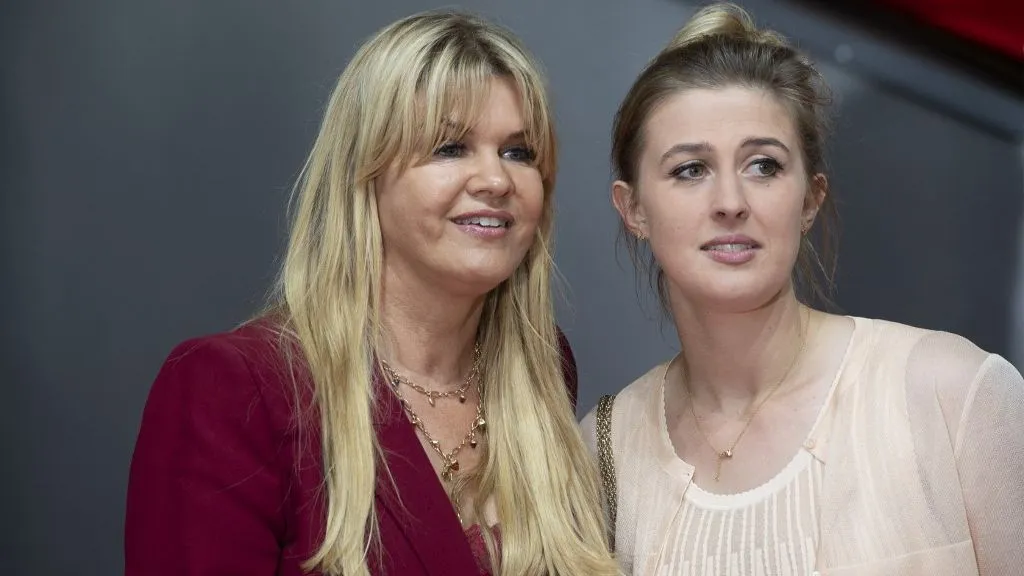 Gina Schumacher (jobbra, édesanyja, Corinna mellett) a szülés után gyorsan visszapattanna a lova nyergébe