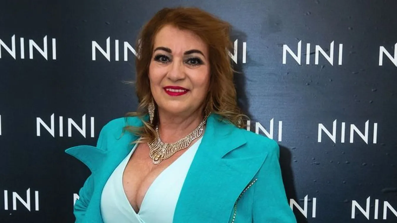 Szinte köldökig húzódik a dekoltázs: semmi másra nem lehet nézni, csak Kiszel Tünde kebleire