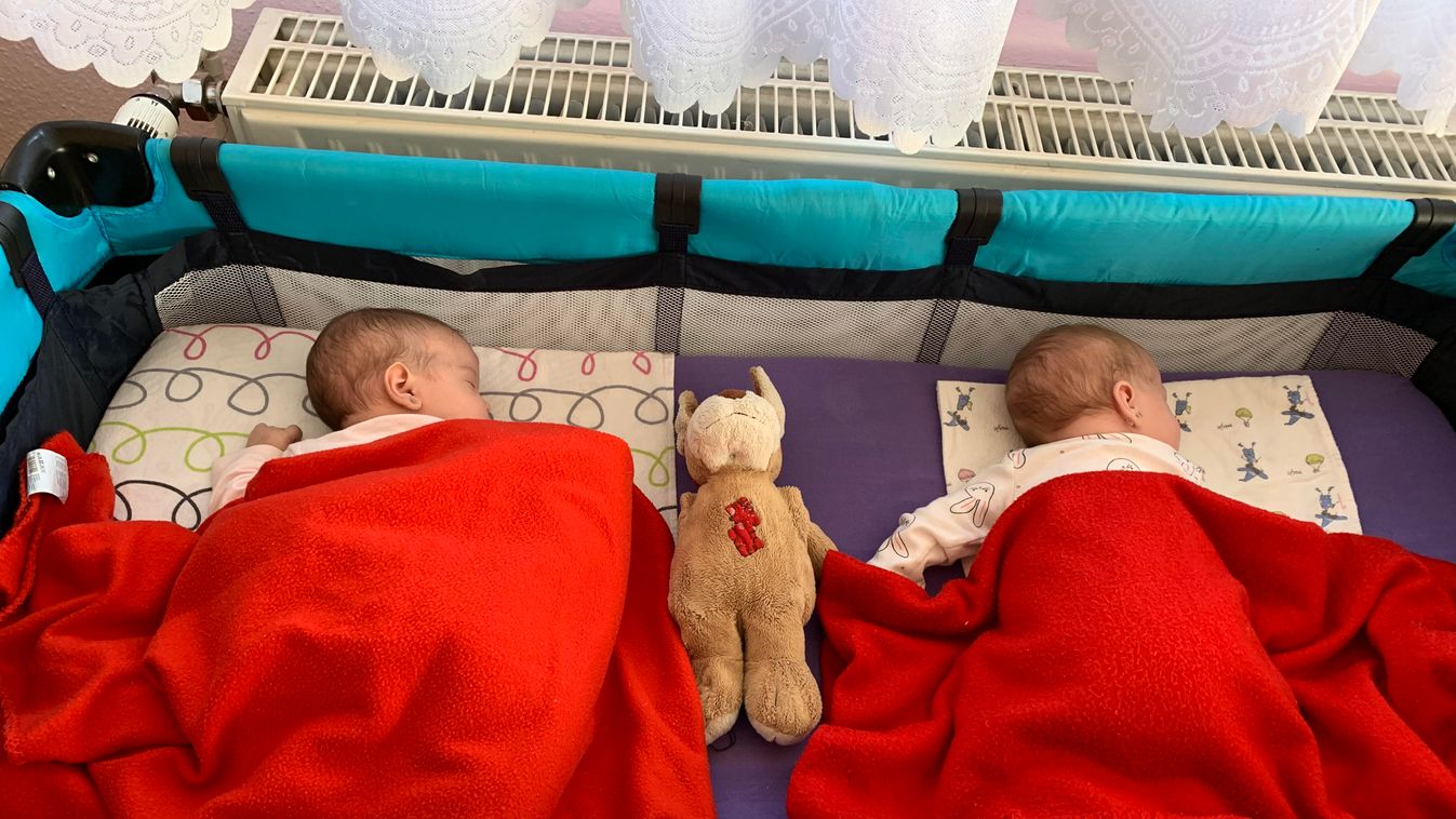 Tízen álltak az ágyamnál, amikor megszültem az ikreimet