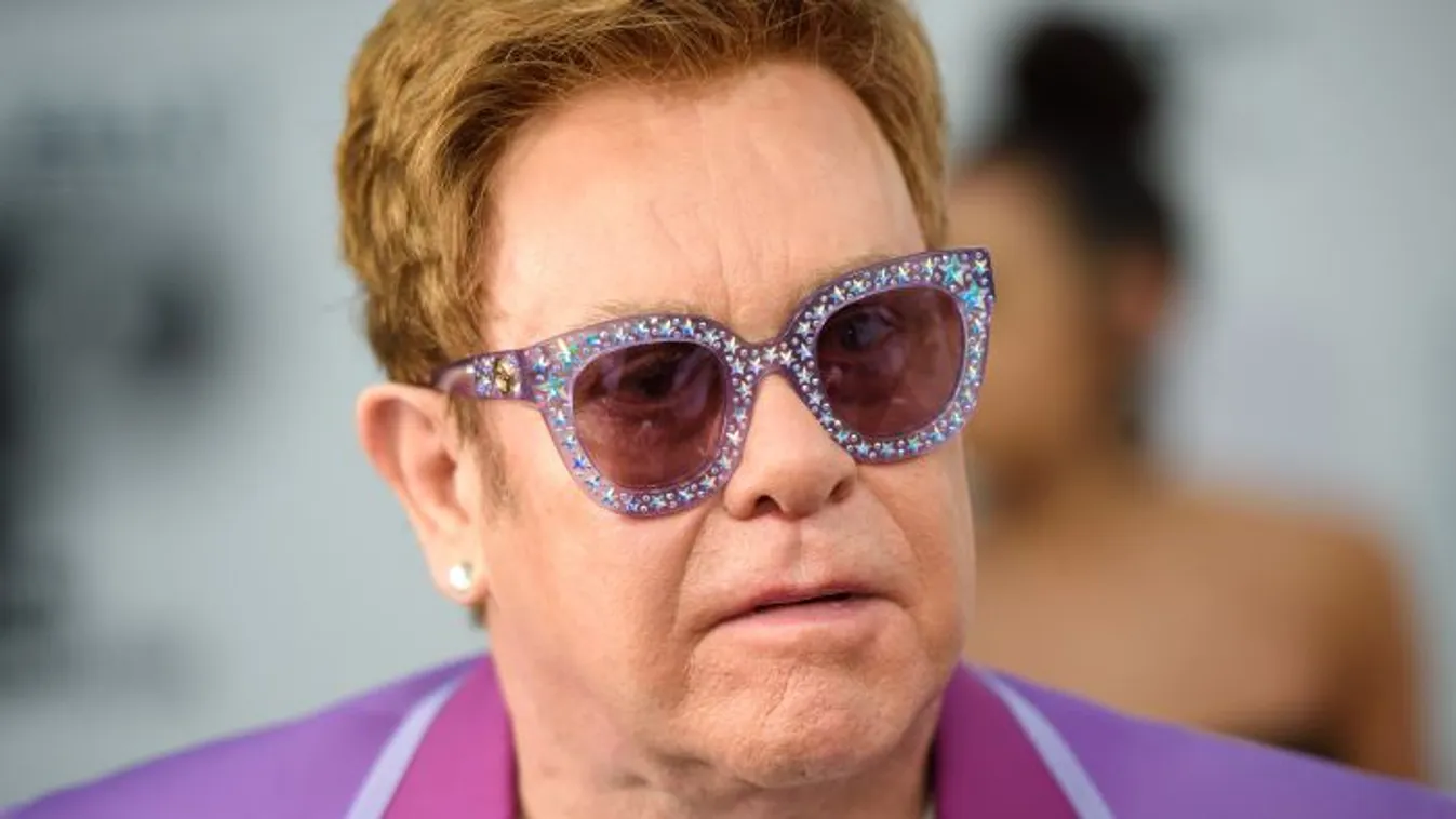Elton John vakságával folytatott harca teljesen felemészti őt