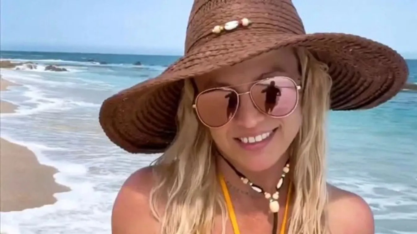 Britney Spears egy ijesztő babával utazott Mexikóba