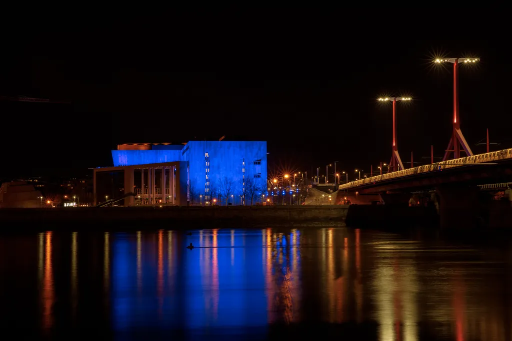 Budapest, 20210402
Az Autizmus Világnapját 2008-tól tartják április 2-án az ENSZ kezdeményezésére, azzal a céllal, hogy felhívja a figyelmet az autizmus spektrumzavarra, amely ma már tíz milliókat érint világszerte. 2021 április 2-án ezért Kékbe borult Bu
