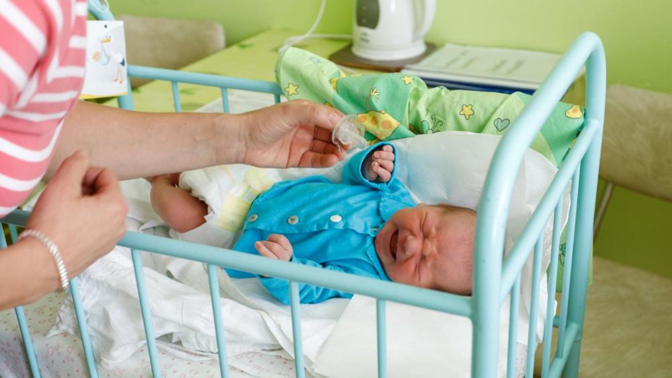 Negyedóránként mehetnek be a kismamák a csecsemőosztályra
