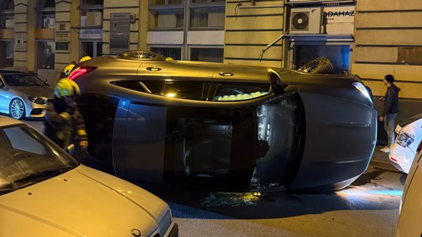 Óriási baleset: részeg volt a sofőr, az oldalára borulva állt meg egy autó a Dob utcában – videó