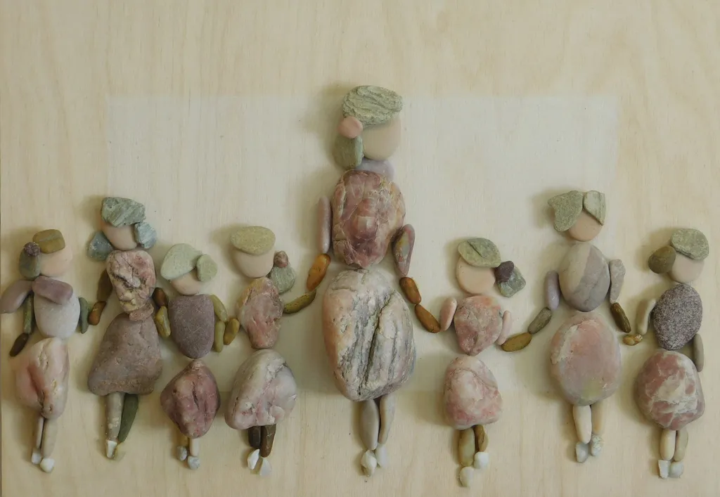 Forrás: Szilajka Erzsébet Kavicsművészet, Kavicsképek, Pebble Art / Facebook 