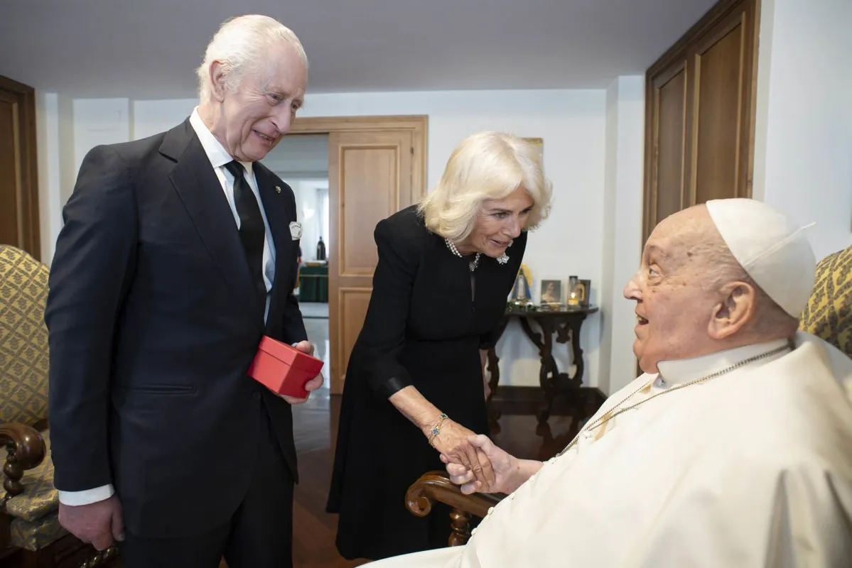 III. Károly brit király hivatalos közleményben fejezte ki mély fájdalmát Ferenc pápa halálával kapcsolatban. 