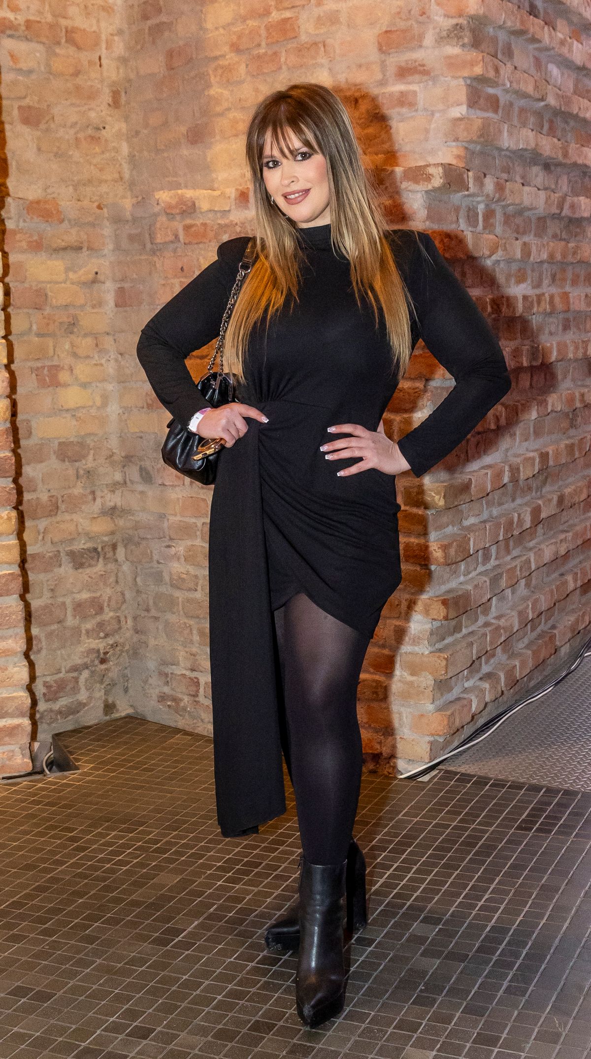 Király Linda pasija egyelőre nem tudja meglátogatni, nincs vízuma, fogalma sincs, mikor találkoznak újra   BORS
