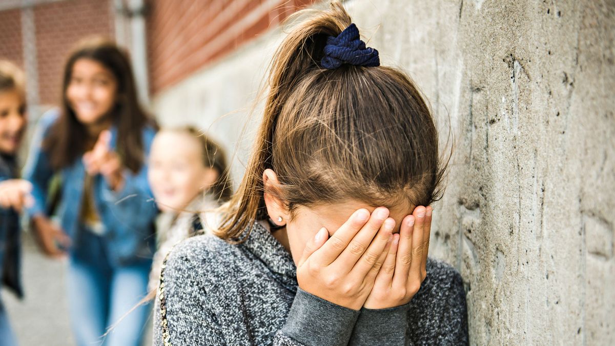 Kimondatták vele, hogy ő egy csicska: Felnőttek fogták le a 14 éves Jázmint, míg a másik kamasz csomókban tépte ki a haját