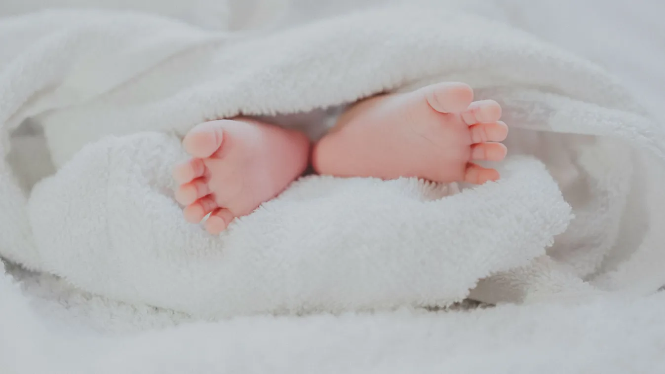 Iszonyat a kórházban: elkékült a pár hetes kisbaba, szörnyű hibát vétettek