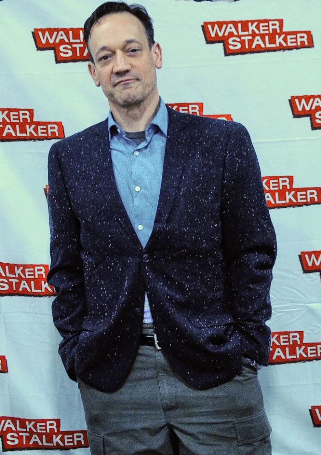 A most 58 éves Ted Raimi amerikai színész, rendező, humorista, író. Leginkább testvére, Sam Raimi filmjeiben szerepel. Sam Raimi készítette a Xénát is.