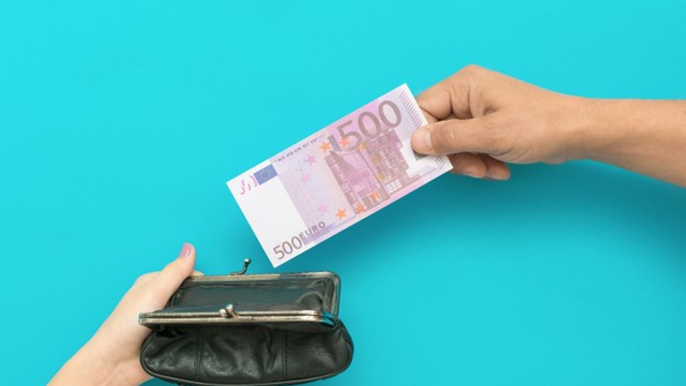 Apa pénzzel tartja sakkban anyát