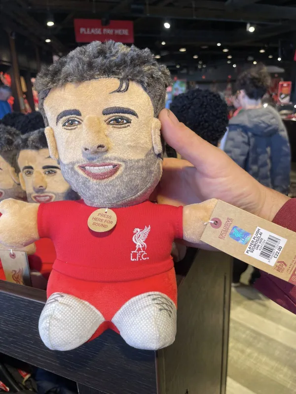 Szoboszlai Dominik plüssfigurája 22 fontért kapható a Liverpool ajnándékboltjában 