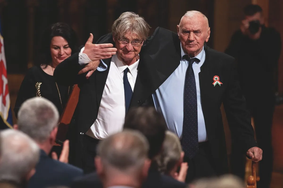 Koncz Gábor Kossuth-nagydíját Dörner György segítségével vette át (Fotó: Polyák Attila)