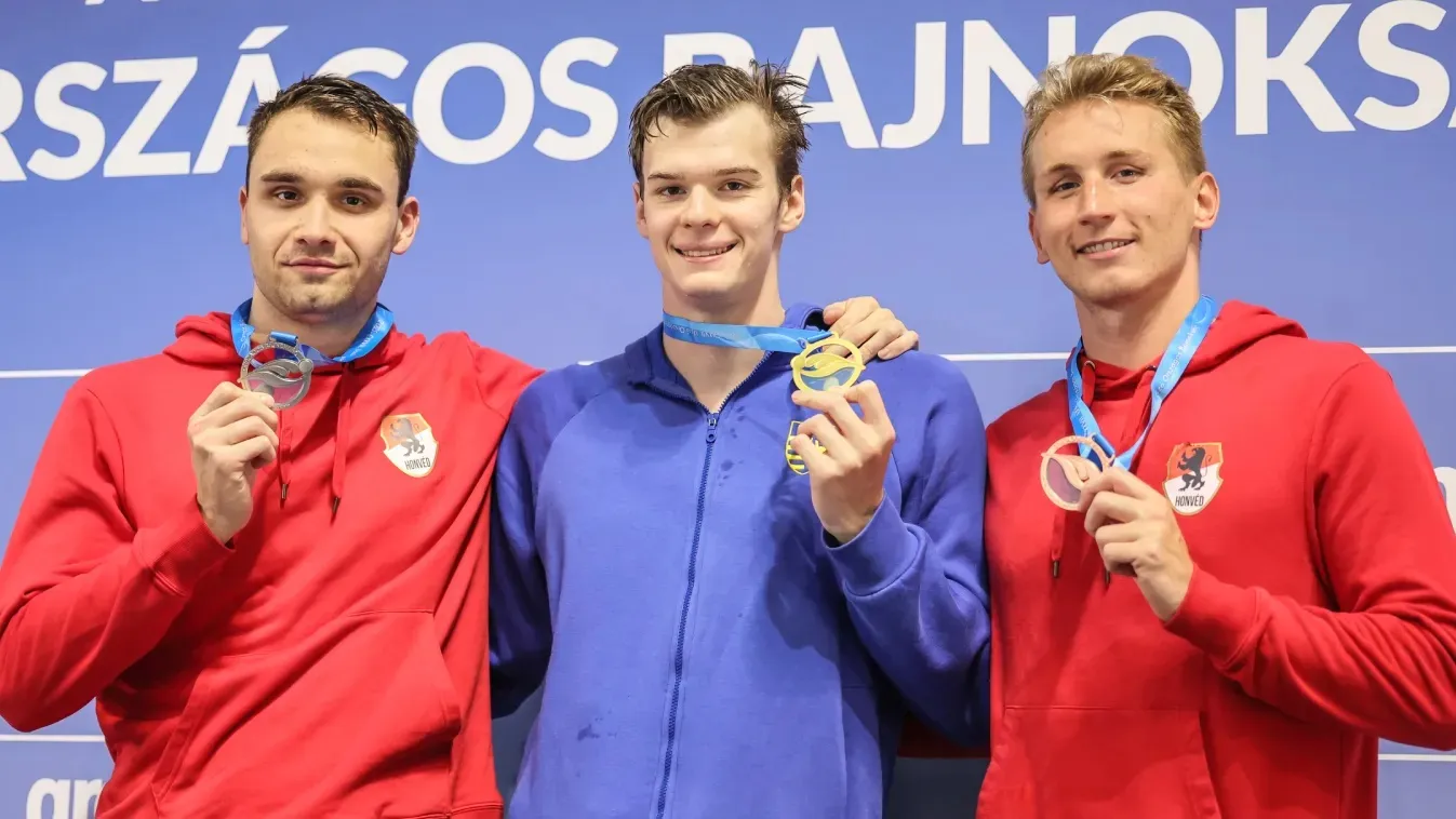 Kós Hubert (középen) 100 pillangón lefőzte Milák Kristófot (balra) és a harmadik Márton Richárdot