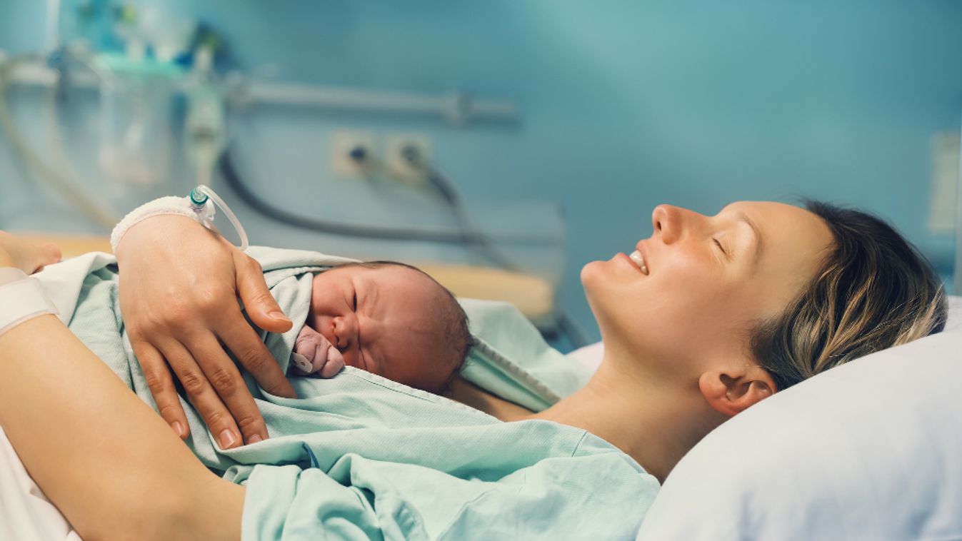 Csak egy szülésznő segítségét kapta a rezidens orvos