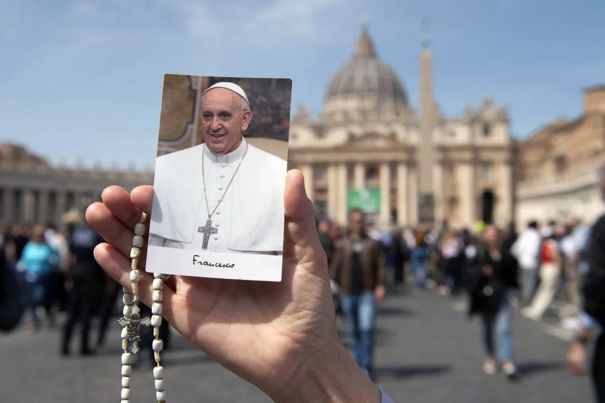 REL - FAITHFUL AND PILGRIMS GATHER AT ST PETER S SQUARE FOLLOWING THE DEATH OF POPE FRANCIS IN THE VATICAN - 2025/04/17