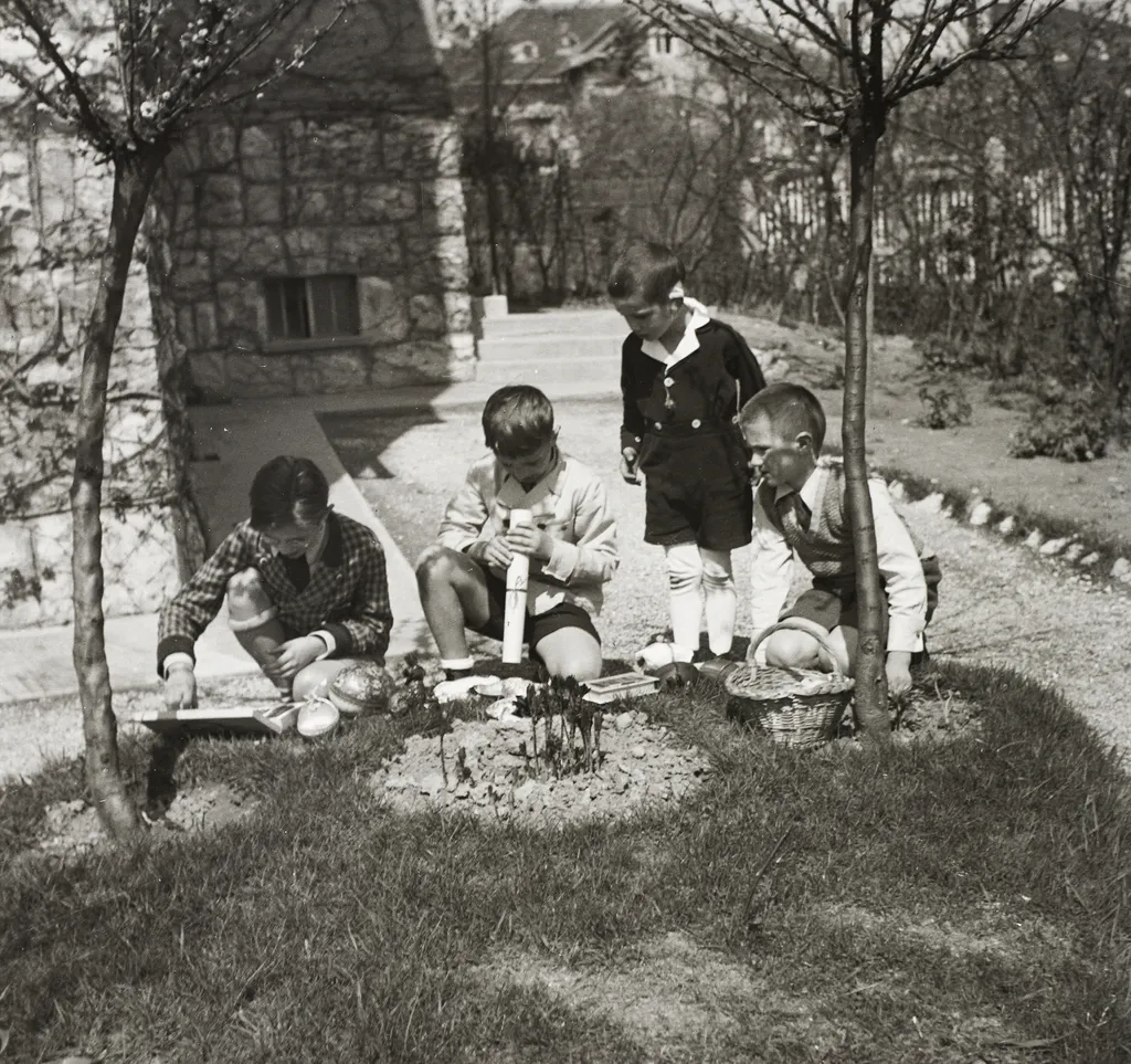 Húsvéti tojást gyűjtenek a fiatalok 1935-ben, Budapesten.