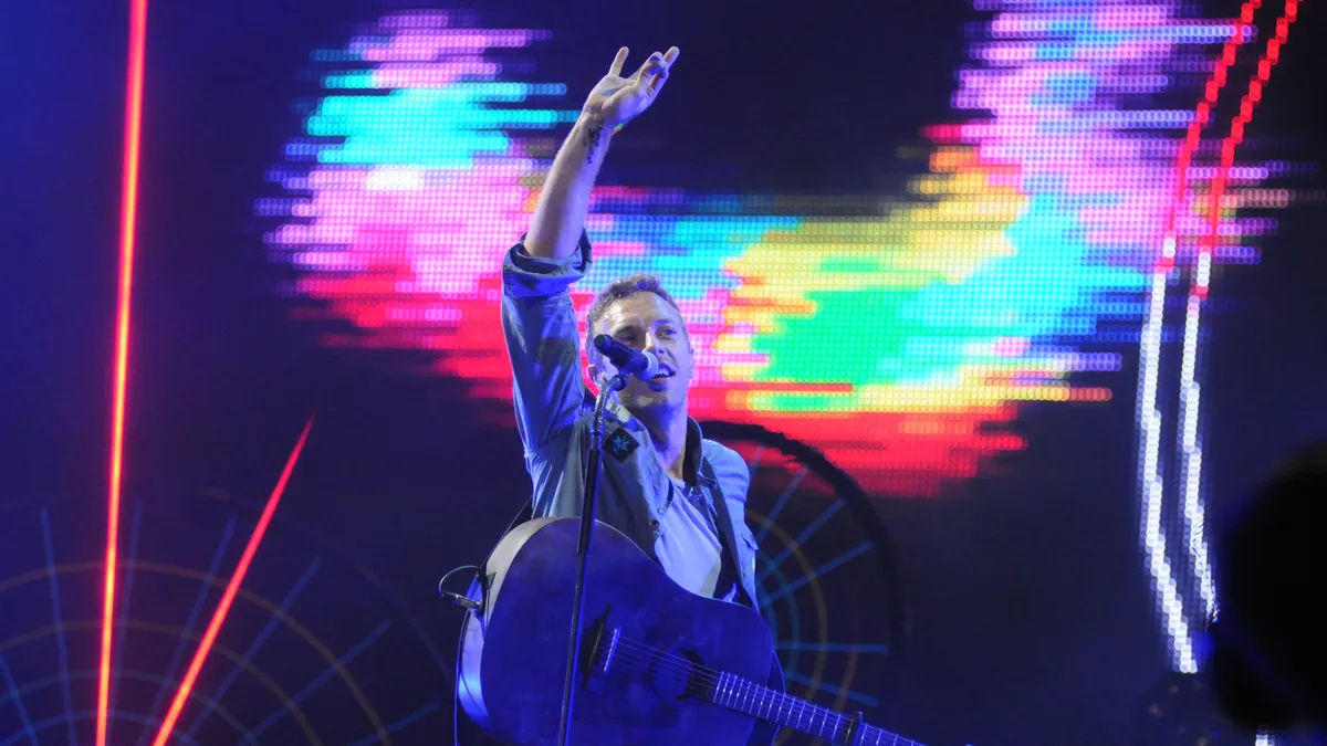Iszonyú kínos: a Coldplay énekese leleplezett egy titkos viszonyt a koncerten