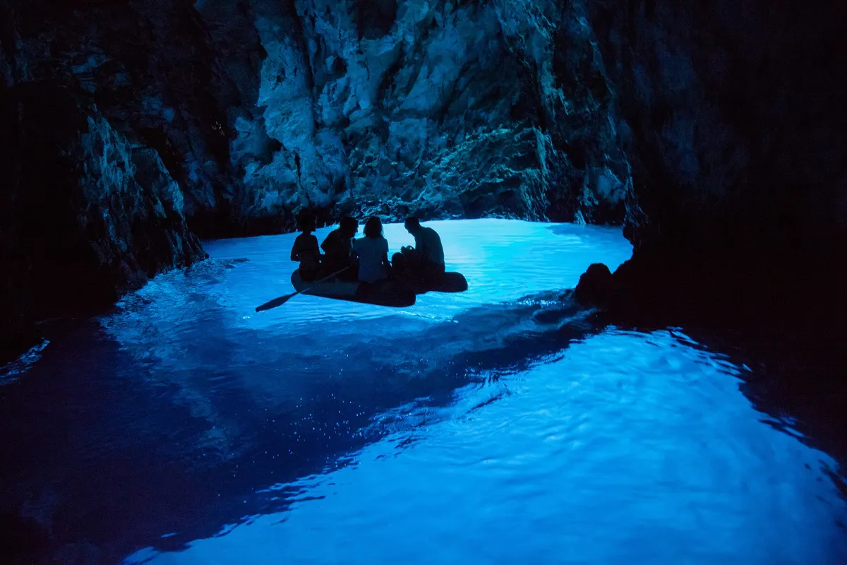 Omiš és környéke, Horvátország, Kék-barlang