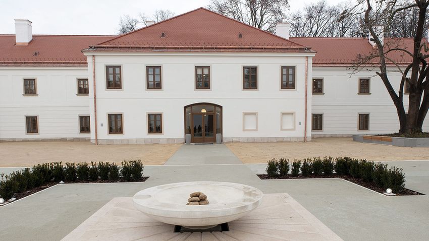 A fertődi Esterházy-kastély Kiskastély-Jószágkormányzóság épületének átadási ünnepsége