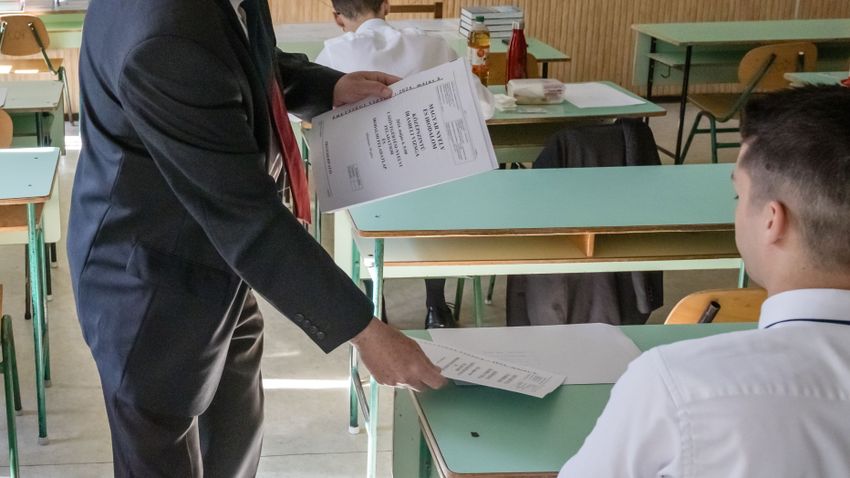 Hogyan fordítanád le ezt a mondatot? "1516-ban nagy mennyiségű ezüstöt fedeztek fel a mai Csehországot és Szászországot elválasztó hegyekben"