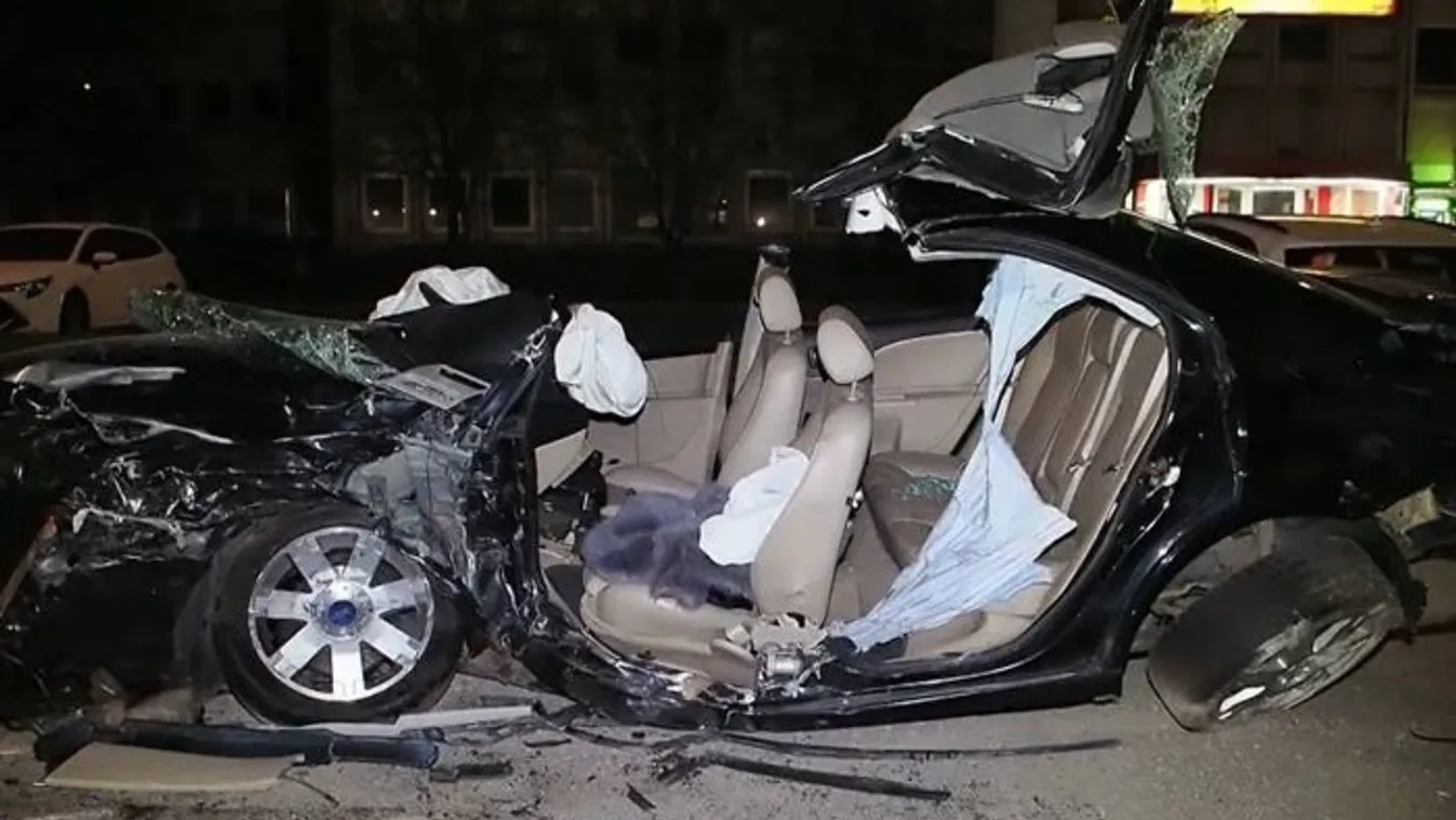 Horrorkarambol Baján: törmelékek mindenütt, négyen szorultak egy autó roncsaiba – videó