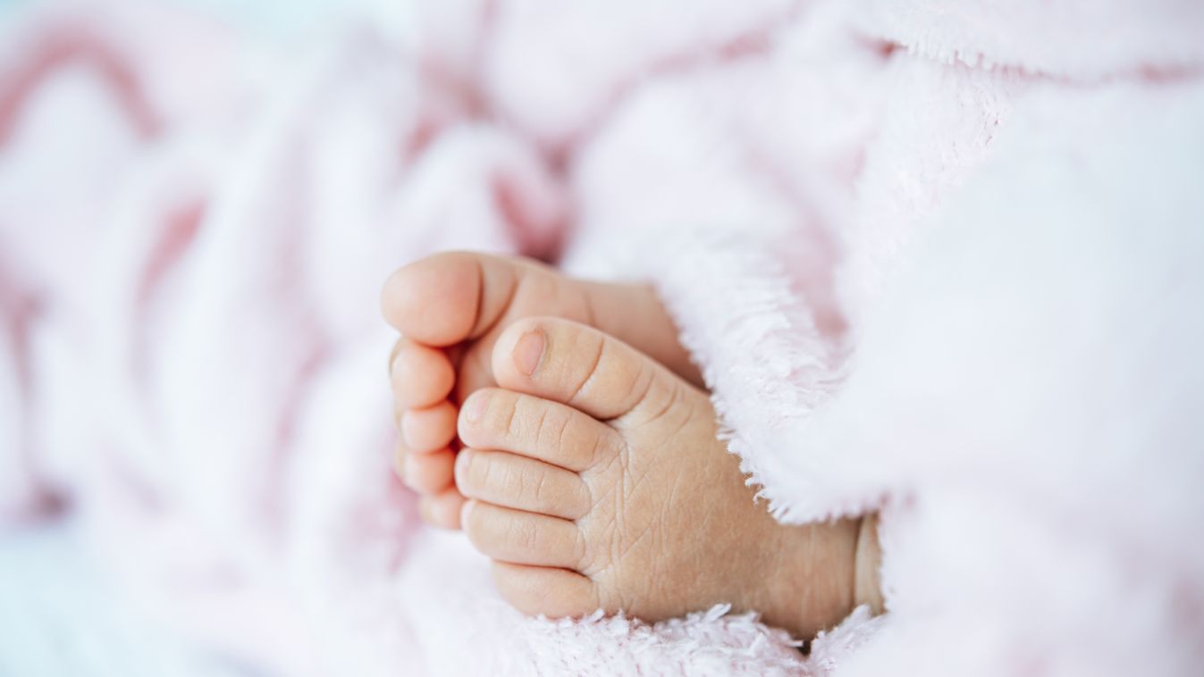 Ikrei elvesztése után egészséges kislányt szült