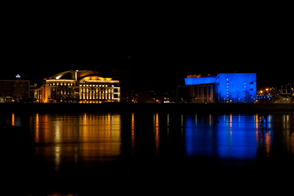 Budapest, 20210402
Az Autizmus Világnapját 2008-tól tartják április 2-án az ENSZ kezdeményezésére, azzal a céllal, hogy felhívja a figyelmet az autizmus spektrumzavarra, amely ma már tíz milliókat érint világszerte. 2021 április 2-án ezért Kékbe borult Bu