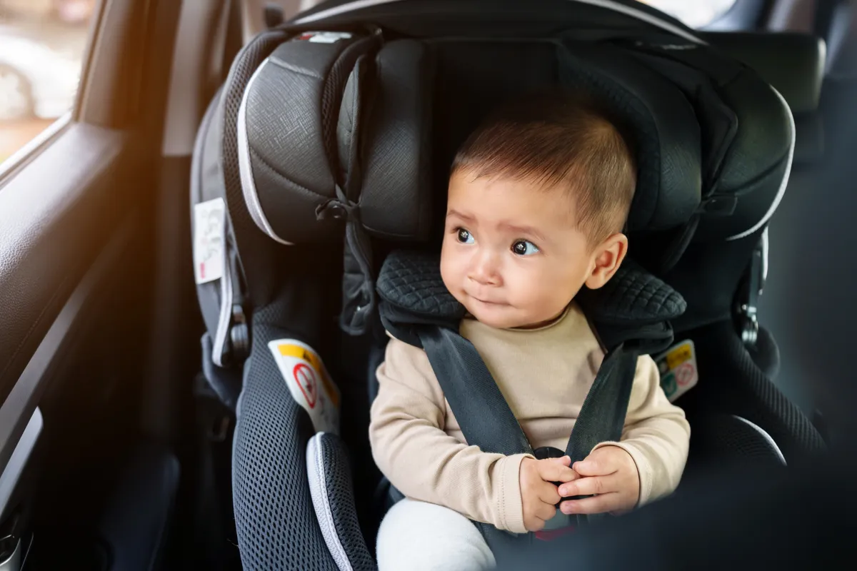 Happy,Infant,Baby,Sitting,In,Car,Seat,And,Looking,Out, gyerekülés, gyermekülés, 