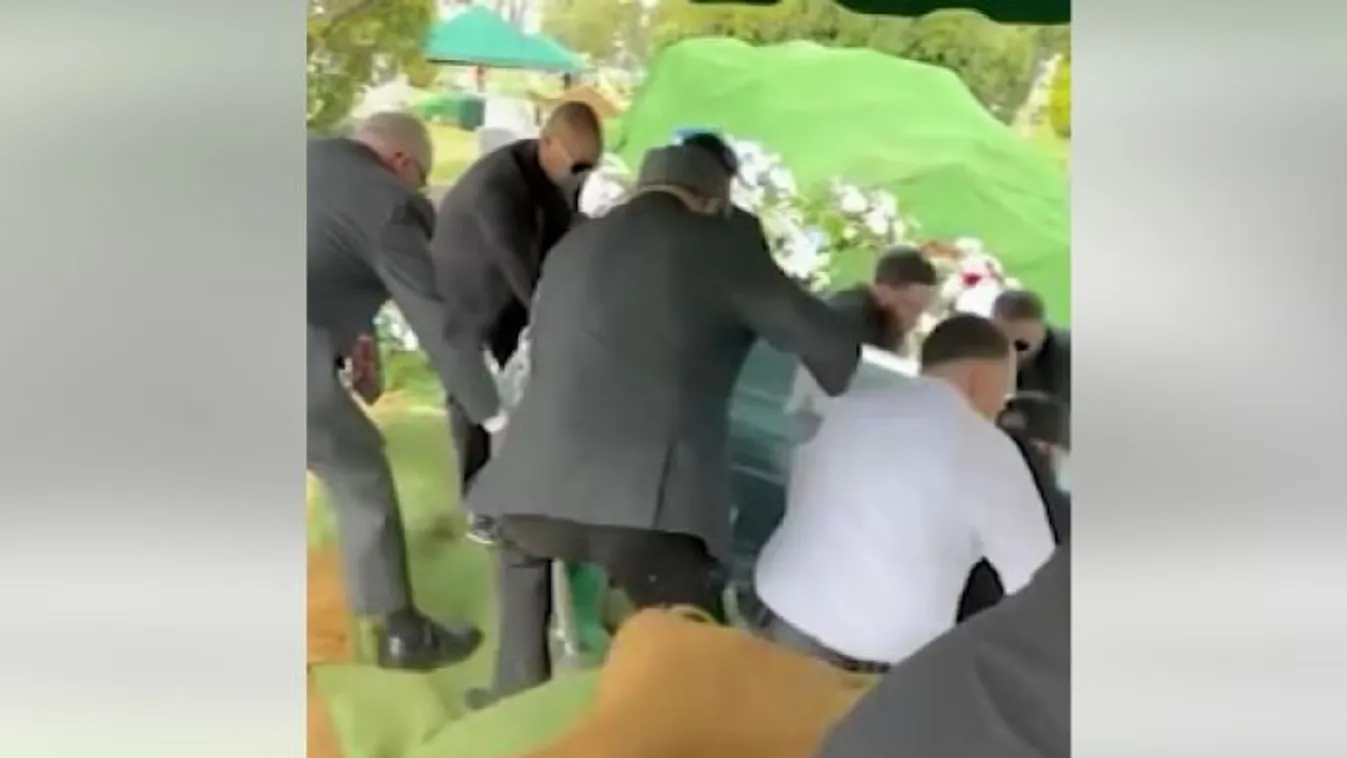 Brutális videófelvétel: a sírverembe zuhantak a koporsót szállító gyászolók