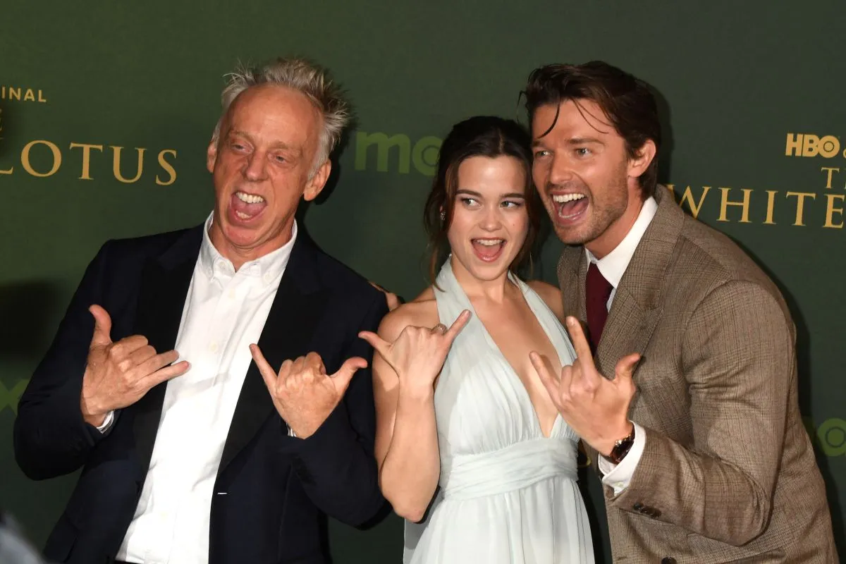 A Fehér Lótusz rendezője, MIke White megvédi Patrick Schwarzenegger botrányos jelenetét.