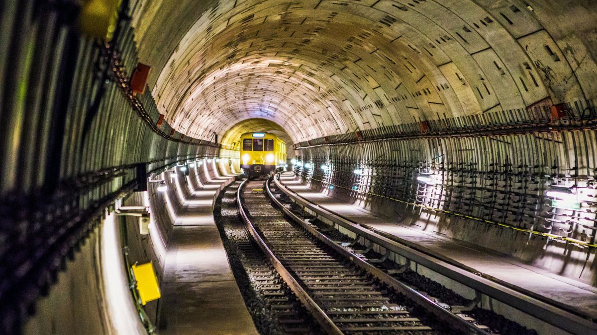 Rendkívüli bejelentés: a metró elé ugrott egy lány, próbálják megmenteni