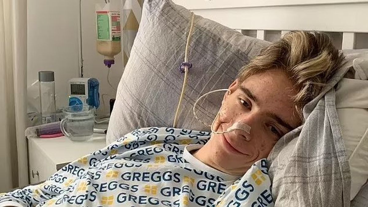 Rejtélyes betegség miatt omlott össze az élete a 22 éves fiúnak - az orvosok sem tudják, mi történt