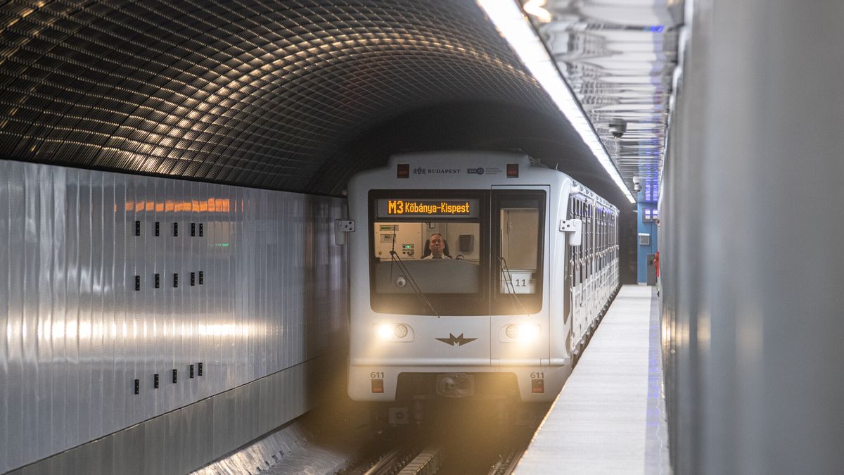 Baj van a budapesti 3-as metróval: egyre kétségbeesettebb az utazni kívánó tömeg