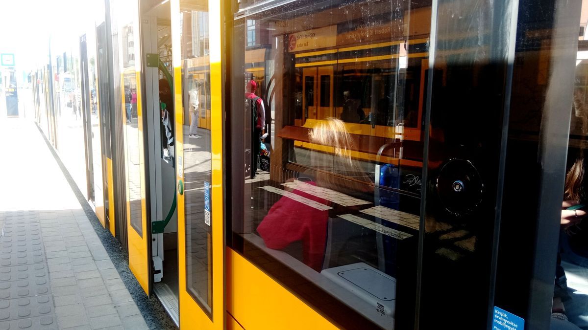 Teljes pánik a budapesti villamoson: leállt a jármű, újra kellett éleszteni a nénit