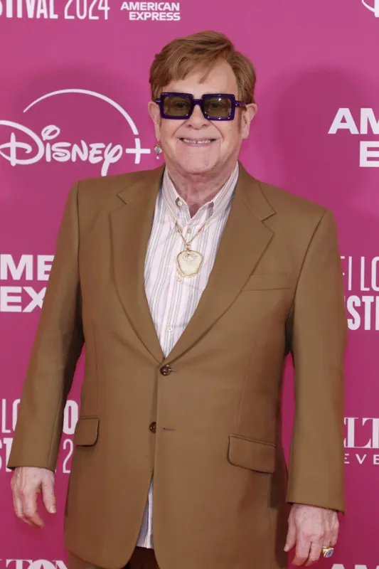 Elton John küzd a vakságával