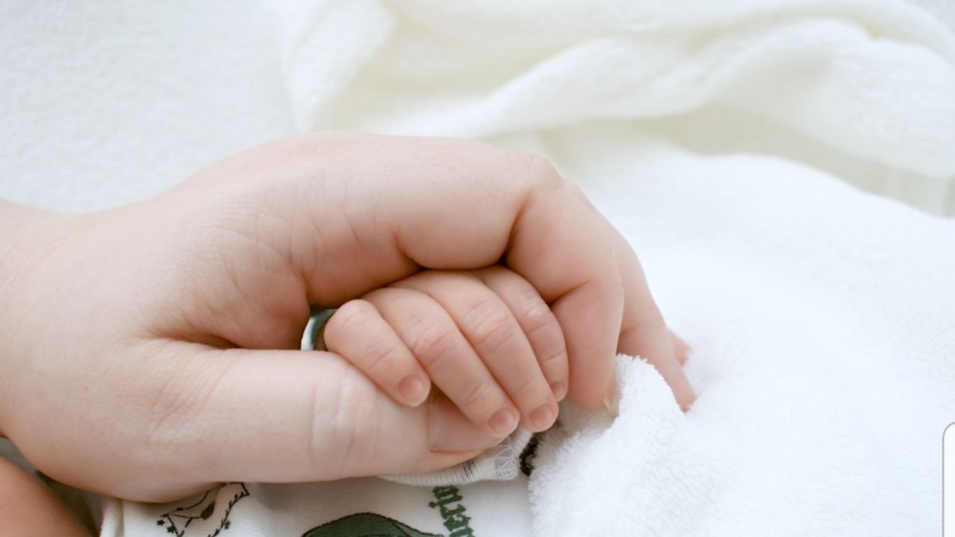Lebénult a babám karja, mert meghúzta a szülésznő a kitolásnál