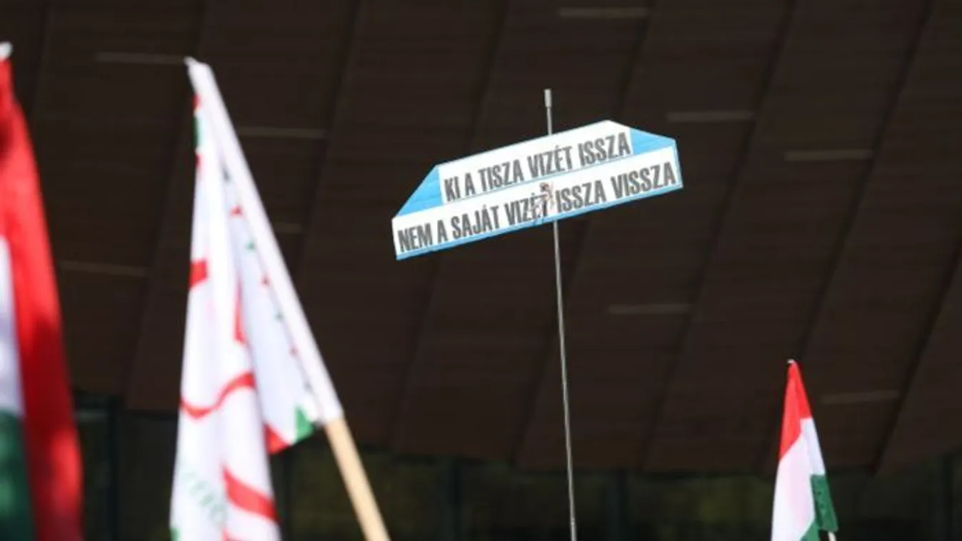„Aki hazaárulást követ el, az adja vissza a mandátumát” – így üzentek a magyarok Kollár Kingának és a Tisza Pártnak