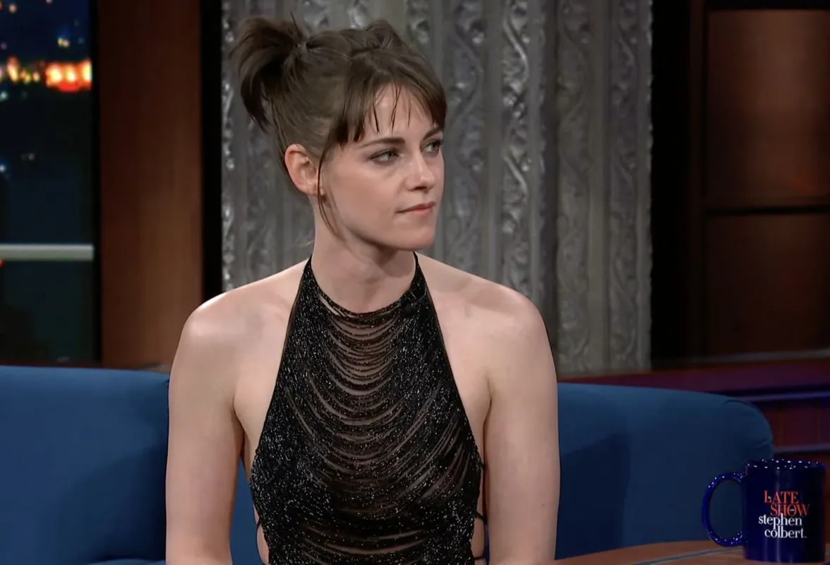 Kristen Stewart sur le plateau de l'émission "The Late Show With Stephen Colbert" à New York