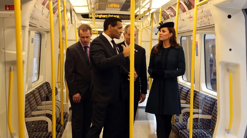 Menyével metrózott az angol királynő