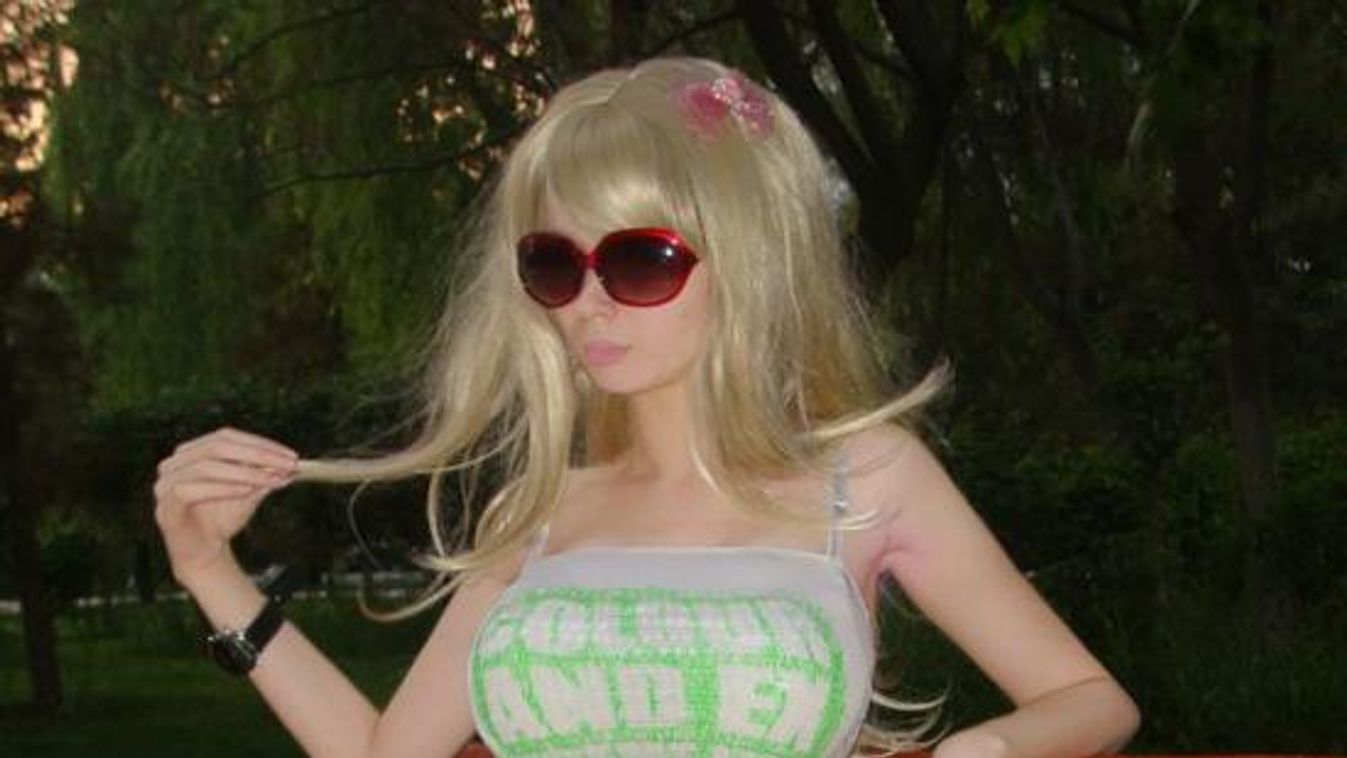 Plasztikai műtét nélkül néz ki úgy, mint egy Barbie baba