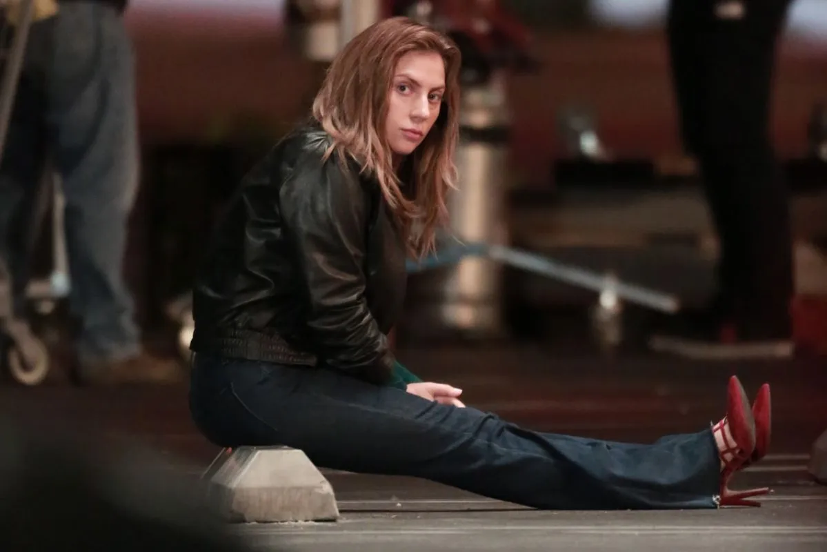 Csillag születik, Bradley Cooper helps Lady Gaga ice an injury on set of 'A Star is Born'