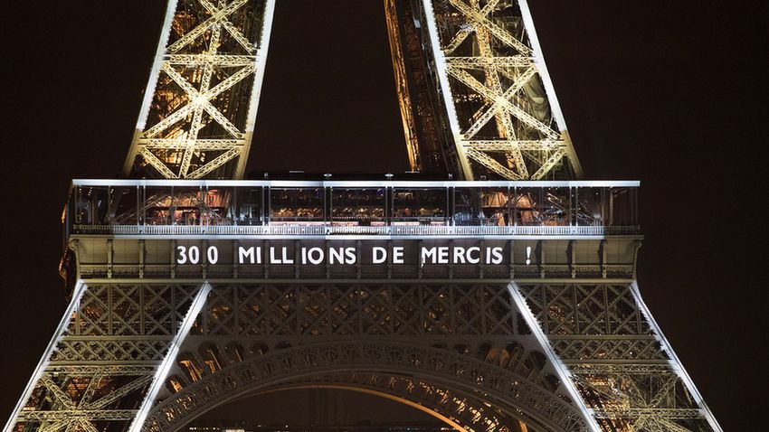 Zenés esttel ünnepelte az Eiffel-torony 300 milliomodik látogatóját