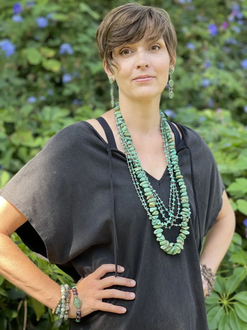 Hudson Leick a színészet mellett hivatásos jógaoktató és intuitív tanácsadó a New York-i Healing Heart Yoga Centernél.