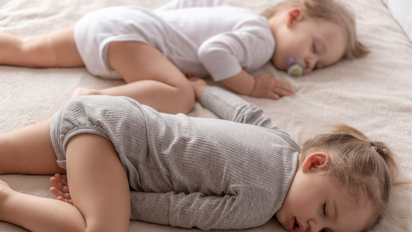 Álmukban verekednek a kölykök a közös ágyban